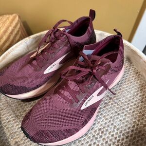 Brooks Women's Athletic Shoes - Burgundy